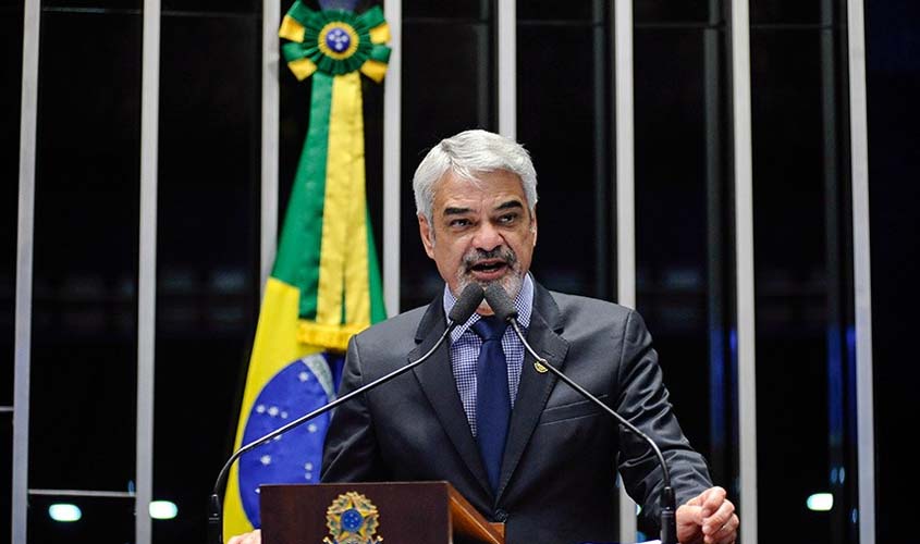 Humberto Costa anuncia pré-lançamento da candidatura de Lula à presidência  