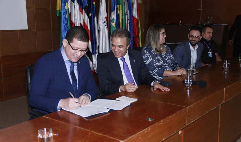 Governador Marcos Rocha sanciona projetos de lei de reforma administrativa e Plano de Carreiras, Cargos e Remunerações de servidores do TCE