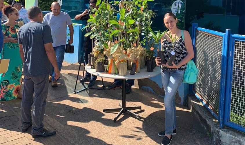 Ceron distribuiu 150 mudas de Ipês em comemoração ao Dia Mundial do Meio Ambiente
