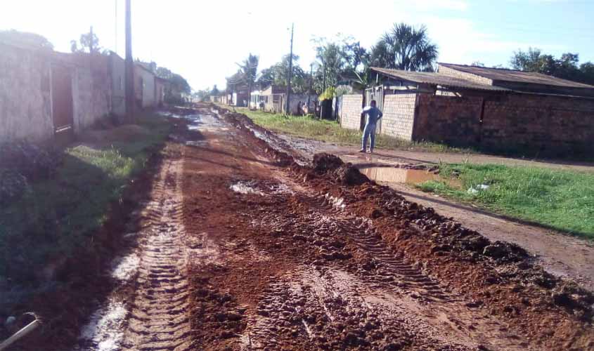 Ruas do bairro estão recebendo limpeza e encascalhamento nos pontos mais críticos