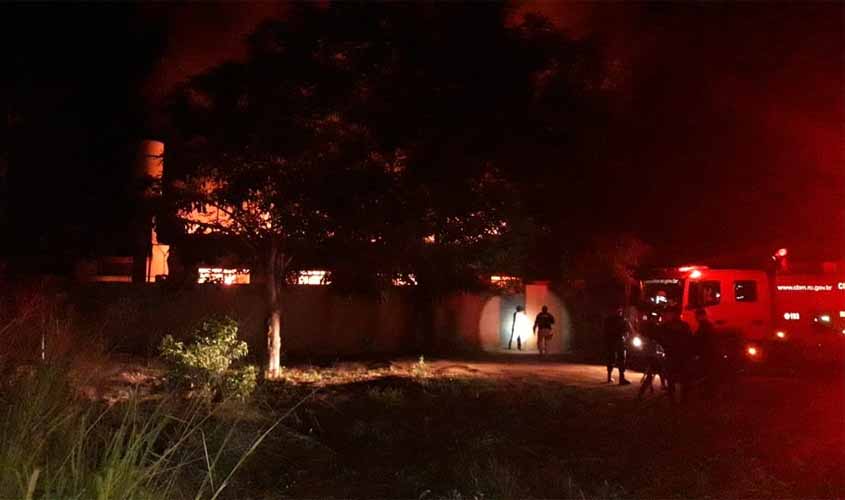 Incêndio de grandes proporções destrói parte de escola estadual em Porto Velho