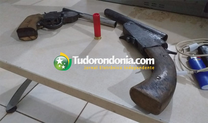 Trio é preso com duas armas de fogo na frente de condomínio 