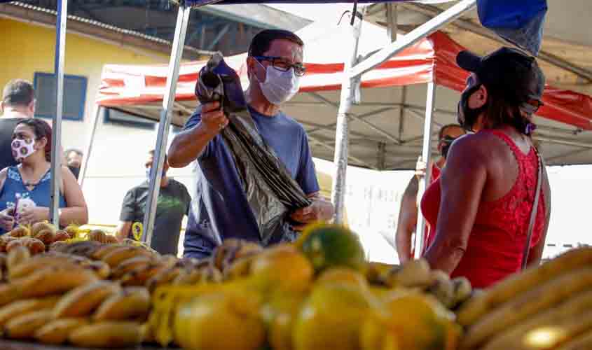 Sedam realiza mutirão de conscientização e limpeza na Feira do Cai N’Água, em Porto Velho