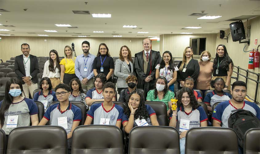 Teia Judiciária: Alunos de escola pública de Porto Velho visitam Tribunal de Justiça de Rondônia