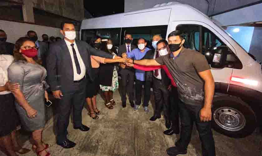 Deputado Laerte Gomes entrega van para Associação Redenção das Crianças de Ji-Paraná