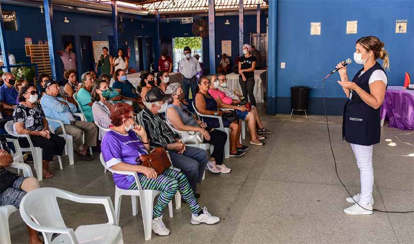 Palestra aborda cânceres de boca, mama e do colo de útero com idosos no CCI