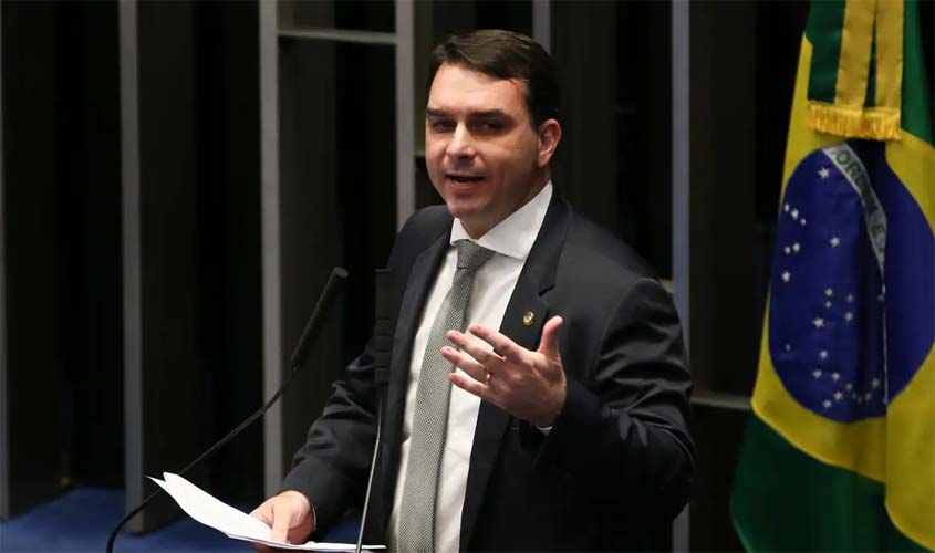 Flávio Bolsonaro pode depor por calúnia contra Lula
