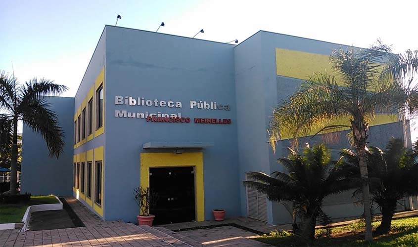 Homem com capacete invade biblioteca e rouba arma de vigilante na capital