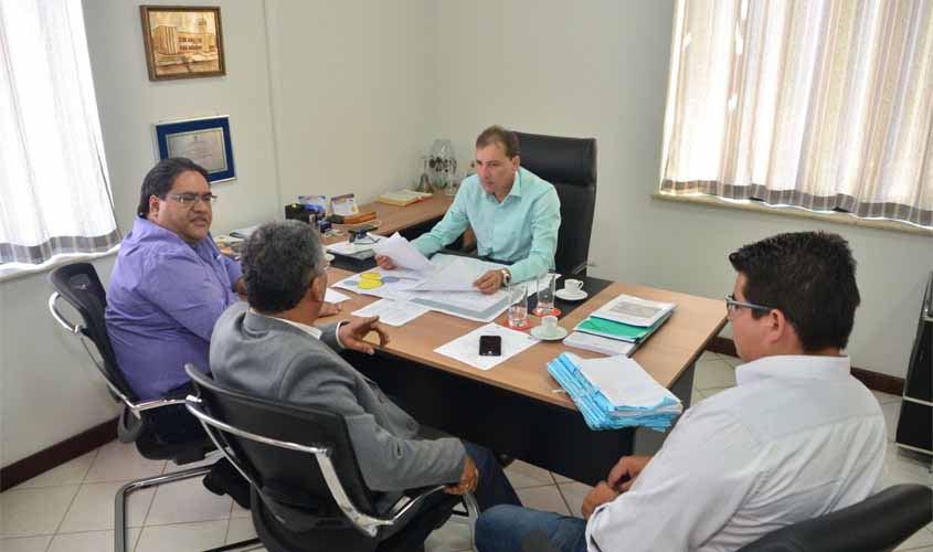 Prefeitura firma parceria com governo para construir escolas