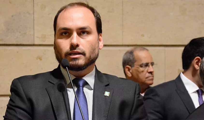 Carlos Bolsonaro assumiu gabinete da Presidência nesta segunda, enquanto o pai viajava