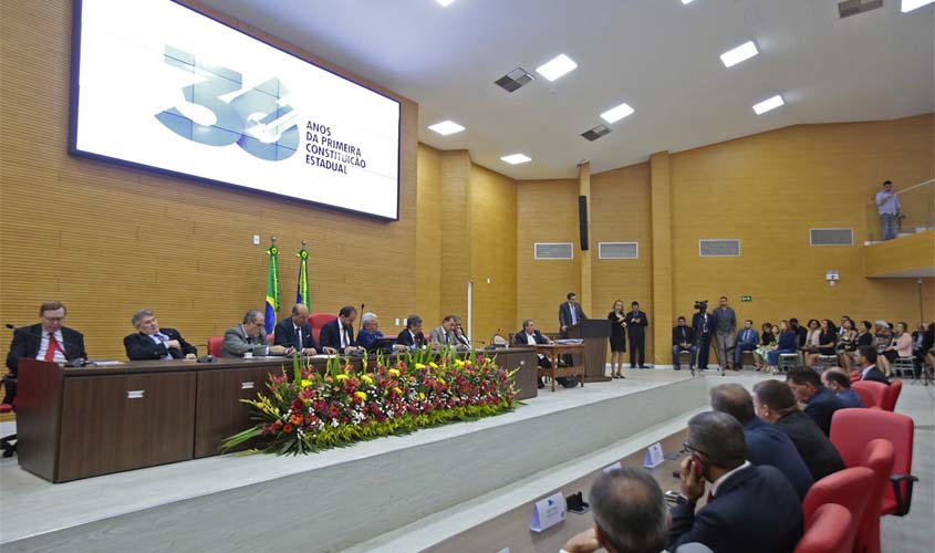 Emoção e homenagens marcam Sessão Solene que comemorou os 36 anos da primeira Constituição Estadual