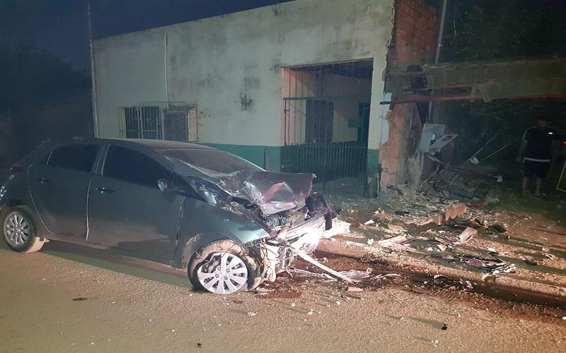  Motorista perde controle do carro e  invade residência