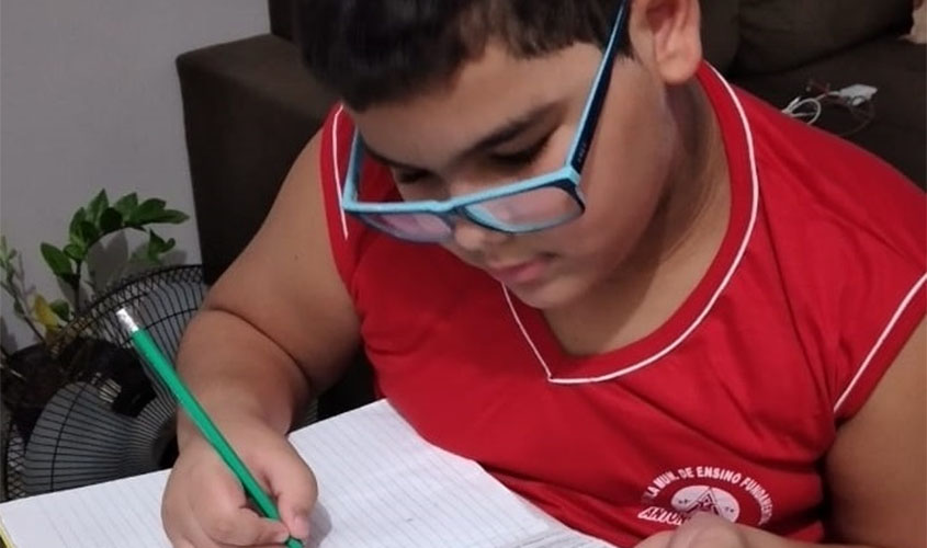 Pais e alunos aprovam aulas remotas neste período de pandemia