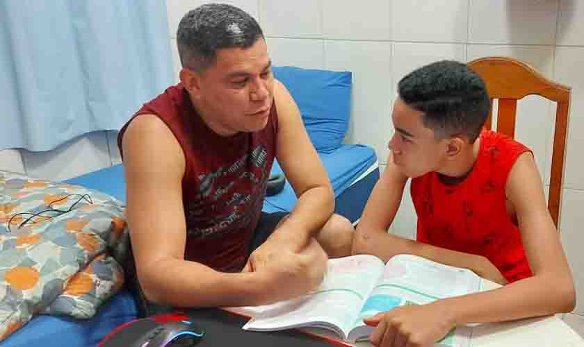 Pai professor se orgulha de conseguir adaptar rotina para dar mais atenção aos filhos durante pandemia