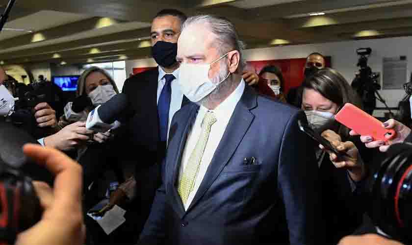 Aras não pode 'assistir passivamente' aos ataques de Bolsonaro, dizem subprocuradores da República em manifesto