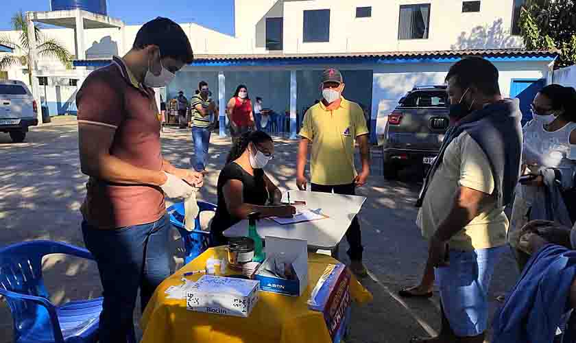 Técnicos da Agevisa realizam exames e testes rápidos para diagnóstico de hepatites virais em São Carlos, neste sábado, 7
