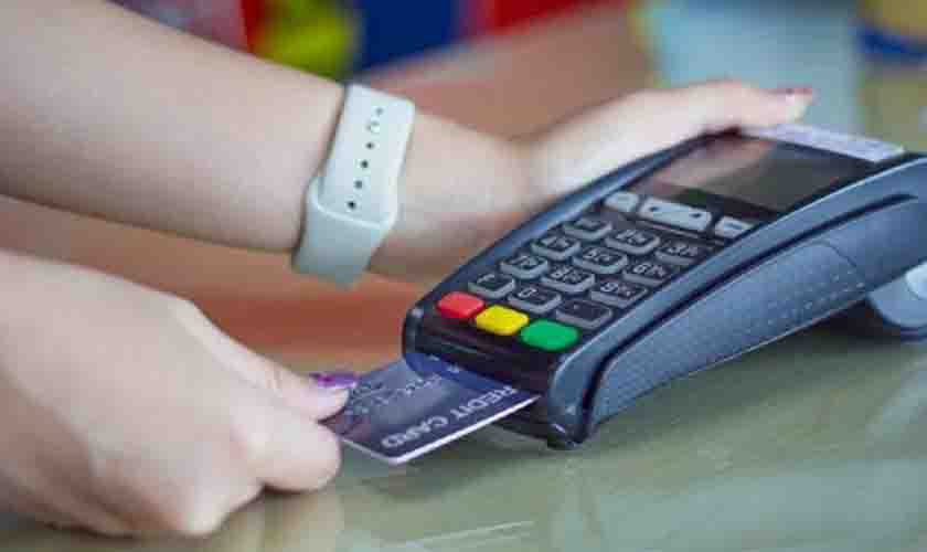 Idoso de 67 anos cai no “golpe da maquininha” ao comprar perfume de vendedores ambulantes