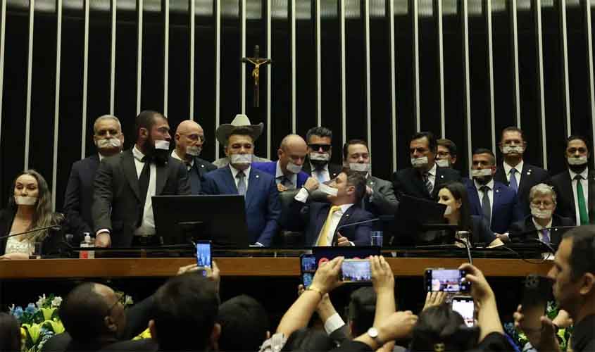 Câmara: base do governo chama ocupação do plenário de 'chantagem'