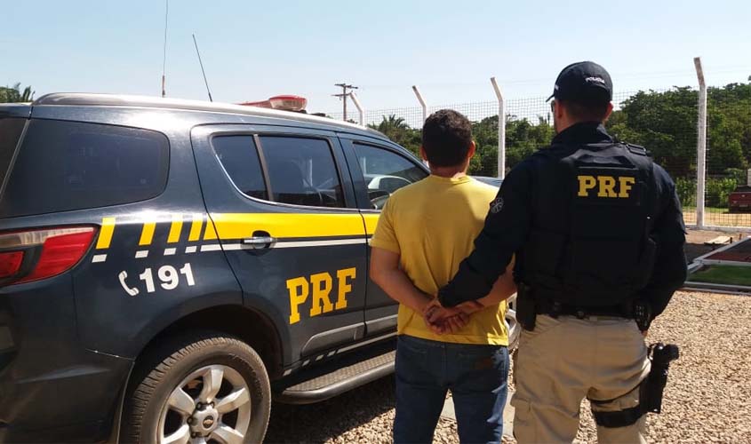 PRF cumpre mandado de prisão em Ariquemes