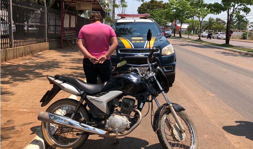 Jovem inabilitado é flagrado pela PRF conduzindo moto roubada e adulterada