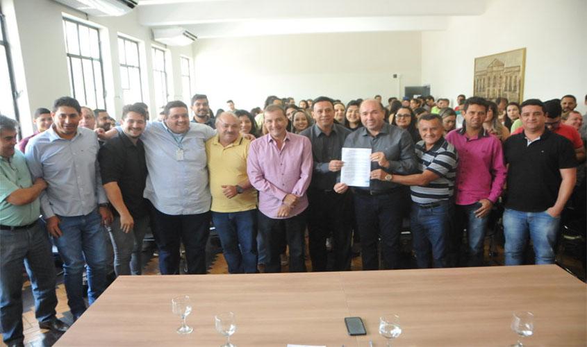 Prefeito assina PCCS da Emdur que garante melhoria salarial aos servidores