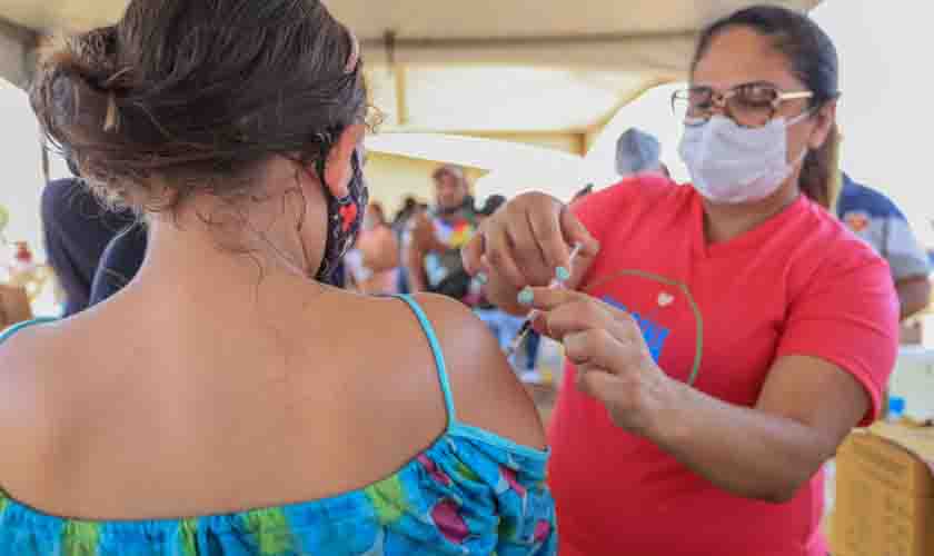 Vacinação itinerante contra a covid-19 chega aos moradores do Cristal da Calama em Porto Velho
