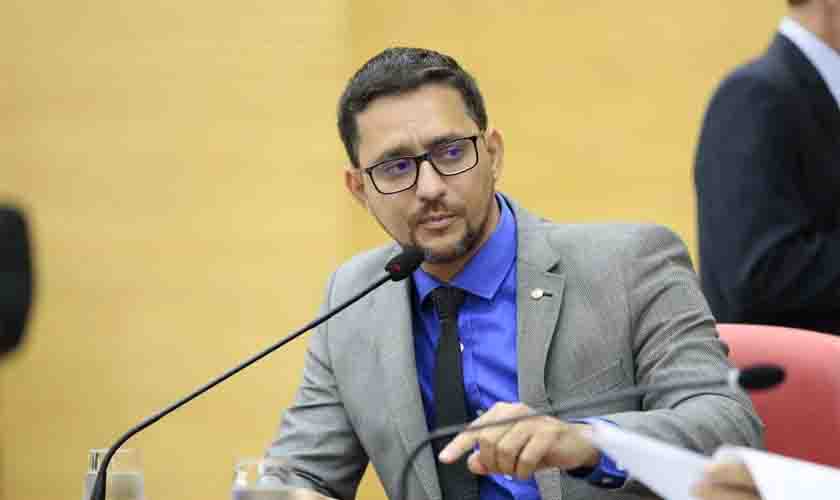 Deputado Anderson, autor da lei que concede transporte intermunicipal gratuito para pessoas com câncer pede do governo imediata regulamentação