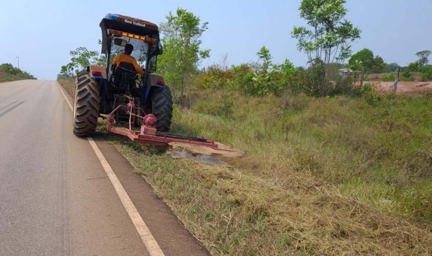 Rodovia 479, que interliga Rolim de Moura à BR-364, recebe serviço de roçagem
