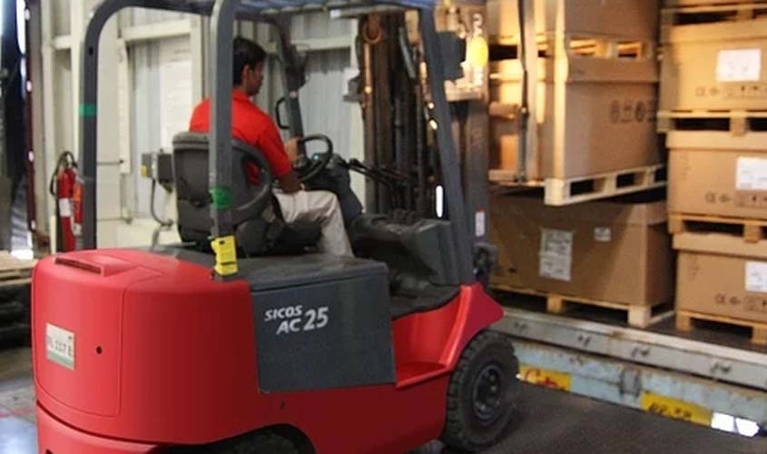 Operador de empilhadeira receberá adicional de periculosidade por troca de botijão de gás