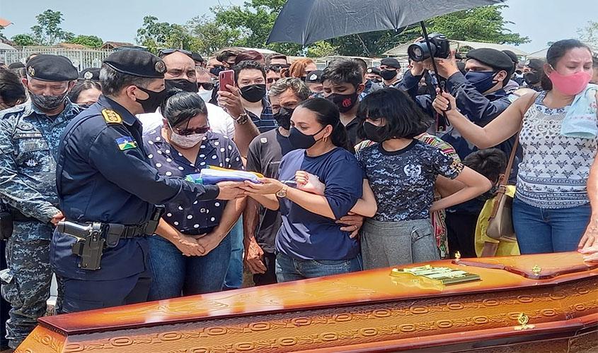 Honrarias militares com guarda e homenagens no cortejo fúnebre de policiais assassinados