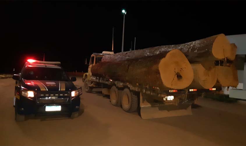 Em Humaitá/AM, PRF identifica transporte irregular de madeira