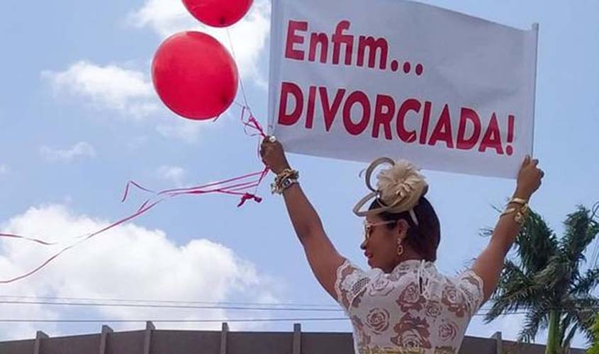 Após sair de relacionamento abusivo, recém-divorciada faz ensaio de fotos para celebrar e viraliza
