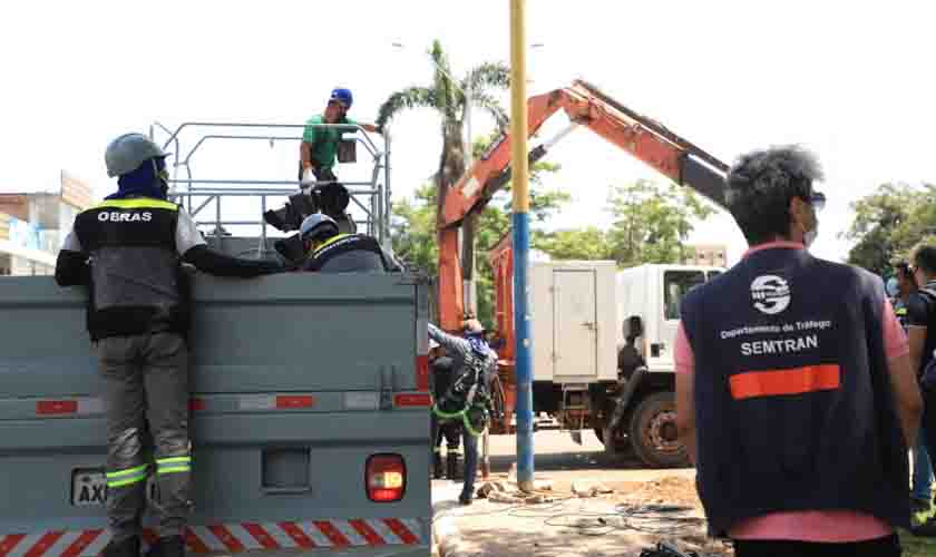 Semáforo no cruzamento da avenida da Amazonas e BR-319 está sendo substituído