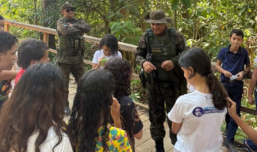 Alunos da Escola Jamil Vilas Boas participam de aula ambiental