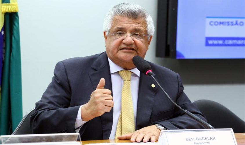 Comissão aprova piso salarial de R$ 2,5 mil para professores de escolas particulares