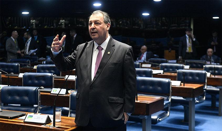 Omar Aziz condena fala de Eduardo Bolsonaro sobre reedição do AI-5