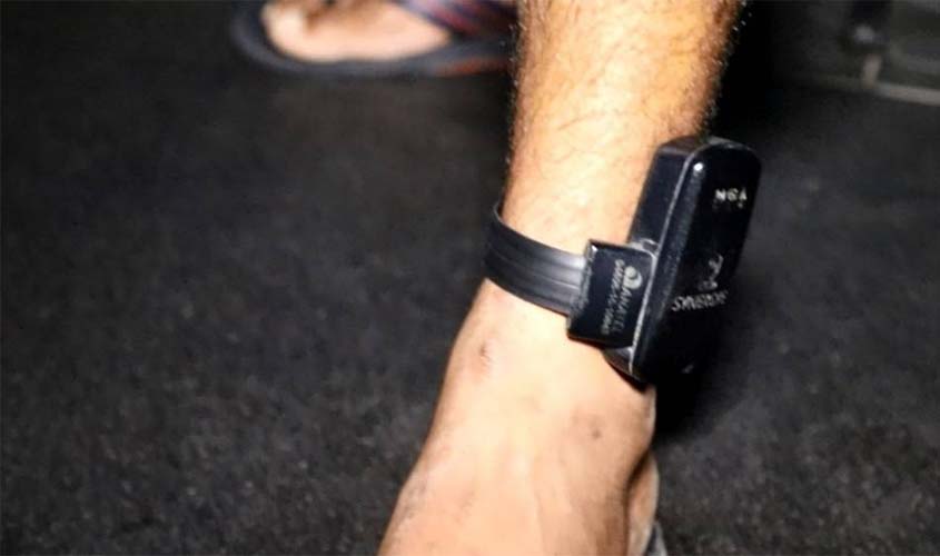 Embriagado e com a tornozeleira eletrônica descarregada, apenado é capturado pela Polícia Militar