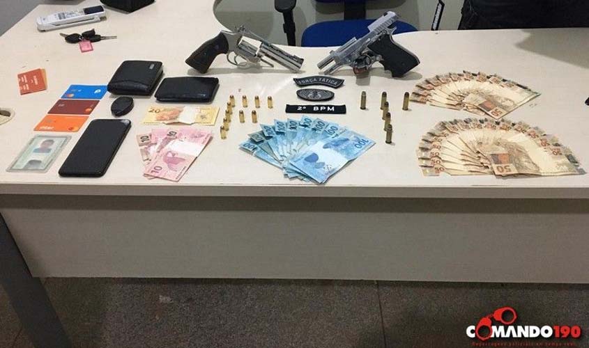 PM prende dupla suspeita de ter cometido vários assassinatos e apreende duas armas de fogo
