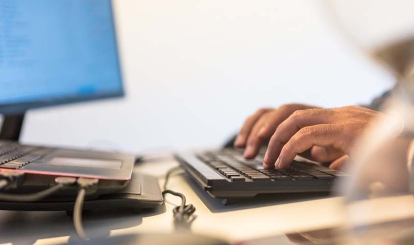 Operador é dispensado por justa causa por ofender presidente da empresa em rede social interna 