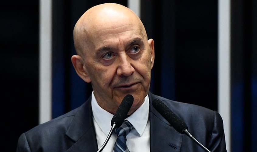 Confúcio Moura critica altos preços de passagens aéreas no Brasil