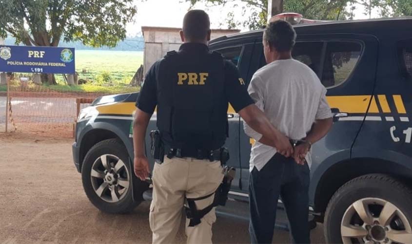 Durante fiscalização a táxi, PRF prende foragido por estupro de vulnerável