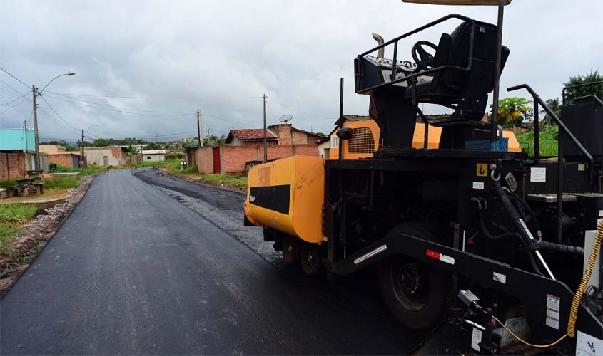 Prefeitura avança com asfaltamento em vias do bairro Santiago