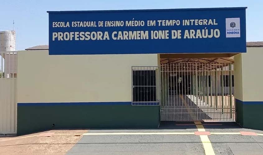 Cláudia de Jesus busca informações sobre encerramento do ensino médio em escola de Ariquemes