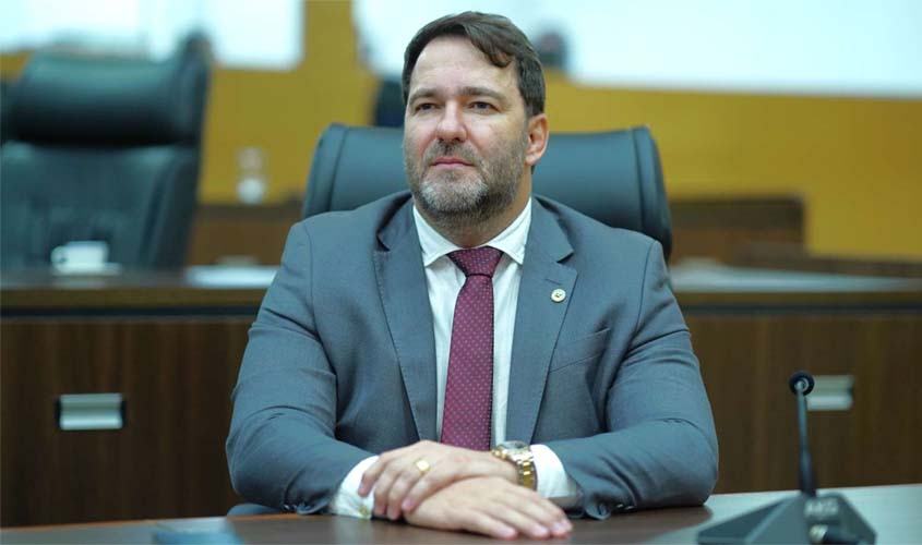 Alex Redano pede reforço em armamento para delegacia de Machadinho do Oeste