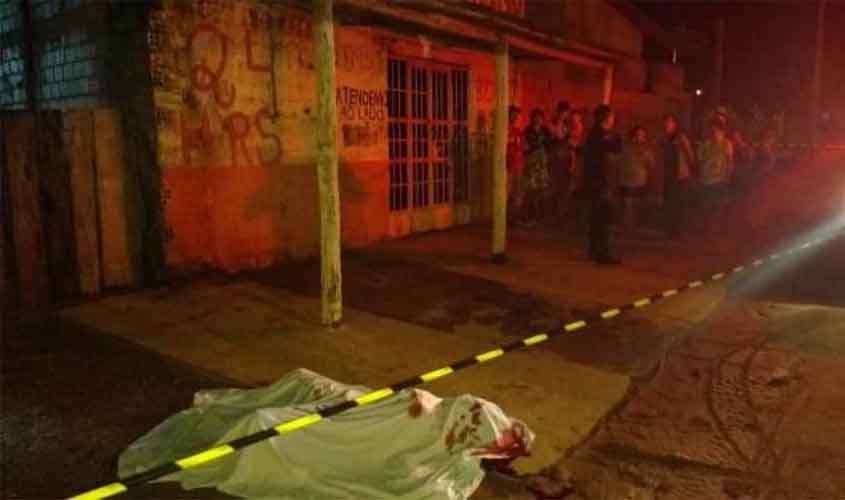 Mulher é assassinada com golpe de faca no pescoço