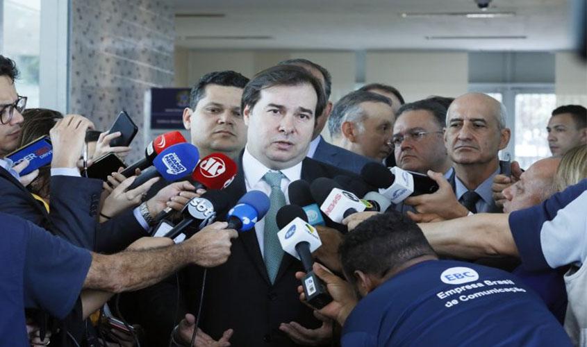 Maia anuncia que vai trabalhar para impedir taxação de energia solar