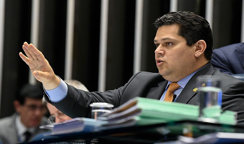 Davi Alcolumbre se opõe a taxa sobre geração distribuída de energia solar