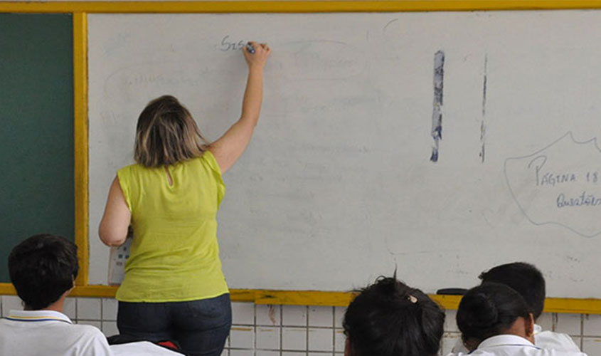 Capes oferece 60 mil bolsas para a formação de professores