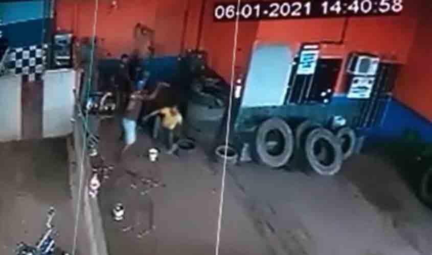 Homem é atacado a facadas pelo ex-marido da sua companheira