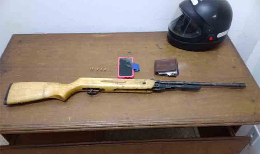 Mulher é ameaçada por marido com espingarda e obrigada a ter relações sexuais